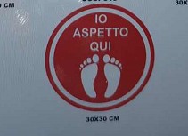 [9993000002222] ADESIVO D.30 IO ASPETTO QUI COD.C18