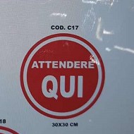 [9993000002239] ADESIVO ATTENDERE QUI D28CM